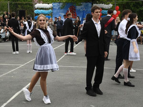 Выпускники танцуют во время последнего звонка в гимназии №2 во Владивостоке