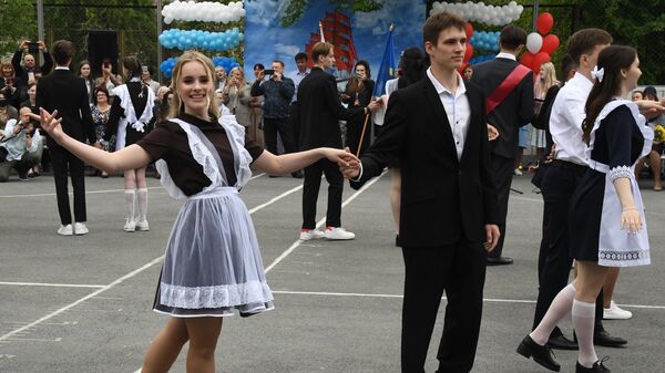 Выпускники танцуют во время последнего звонка в гимназии №2 во Владивостоке