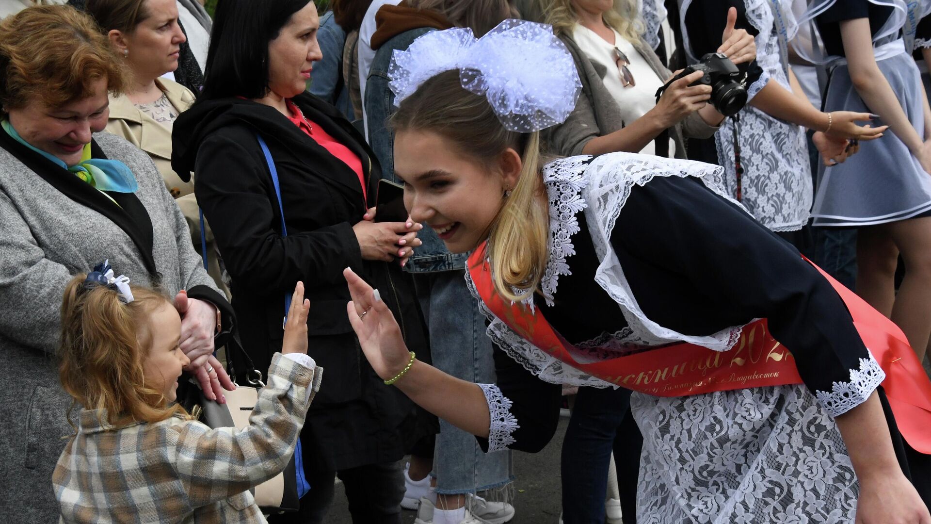 Выпускница во время <b>последнего</b> <b>звонка</b> в гимназии № 2 во Владивостоке. 