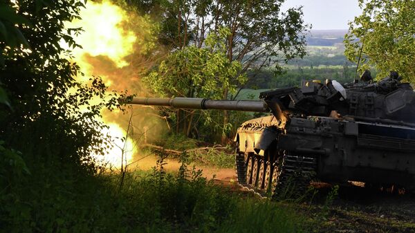 Танк Т-80 производит выстрел по позициям ВСУ