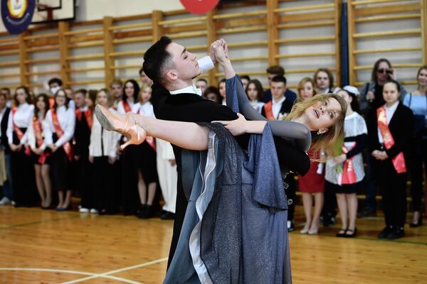 Танцевальная пара выступает на последнем звонке в гимназии №9 в Екатеринбурге