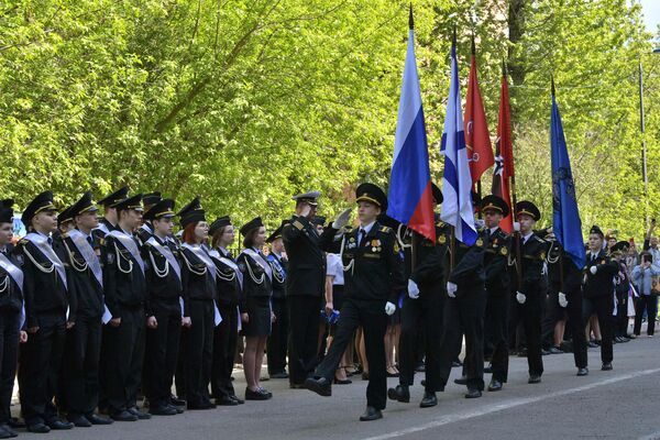 Курсанты проносят флаги во время последнего звонка в ГБОУ Морская школа в Санкт-Петербурге