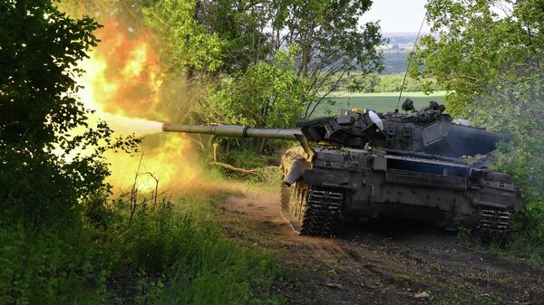 Танк Т-80 военнослужащих ЛНР производит выстрел по позициям ВСУ у села Тошковка Луганской народной республики