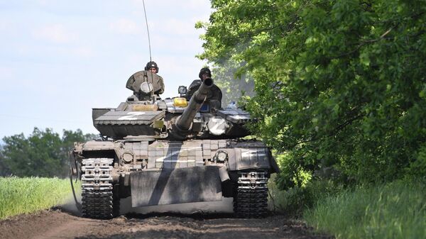 Военнослужащие Народной милиции ЛНР на танке Т-80 у села Тошковка
