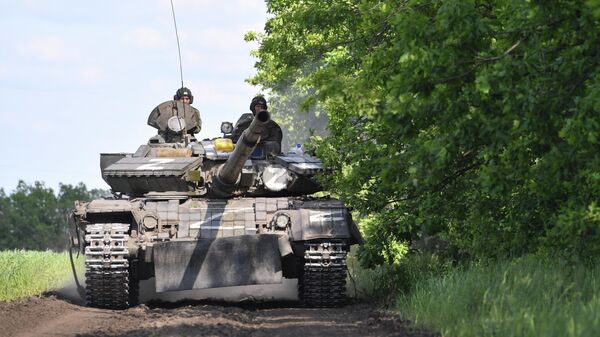 Военнослужащие Народной милиции ЛНР на танке Т-80
