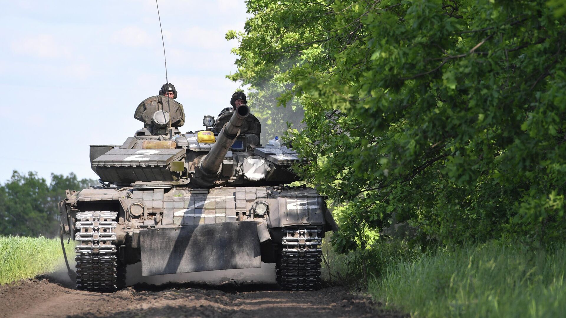 Военнослужащие Народной милиции ЛНР на танке Т-80 у села Тошковка - РИА Новости, 1920, 20.06.2022