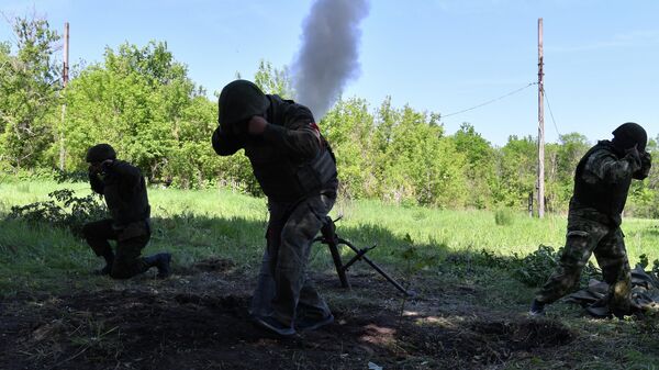 Бойцы минометных расчетов Народной милиции ЛНР ведут огонь по позициям ВСУ 