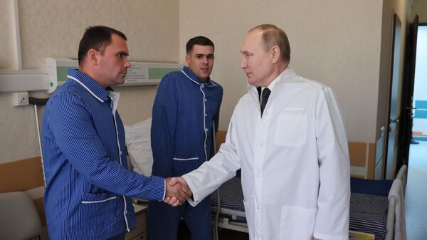 Президент РФ Владимир Путин посещает раненых участников спецоперации на Украине в Центральном военном клиническом госпитале имени П. В. Мандрыка