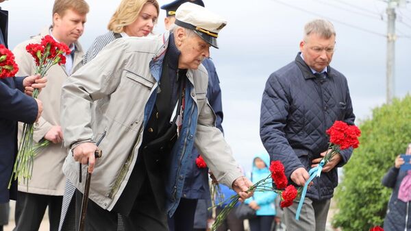 Возложение цветов к монументу Юнгам Северного флота в Архангельске
