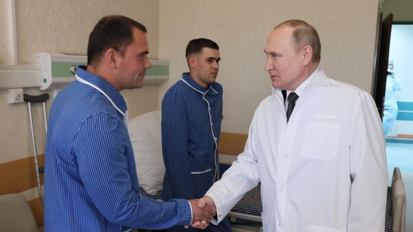 Президент России Владимир Путин посещает раненых участников спецоперации на Украине в Центральном военном клиническом госпитале имени П. В. Мандрыка