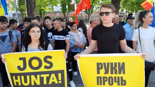 Участники митинга в поддержку экс-президента Молдавии Игоря Додона в Кишиневе