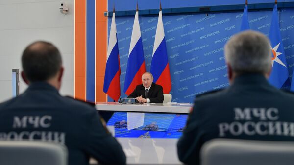 Президент России Владимир Путин выступает на представлении Александра Куренкова в качестве нового министра МЧС РФ