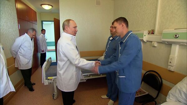  Путин навестил в госпитале раненых на Украине солдат