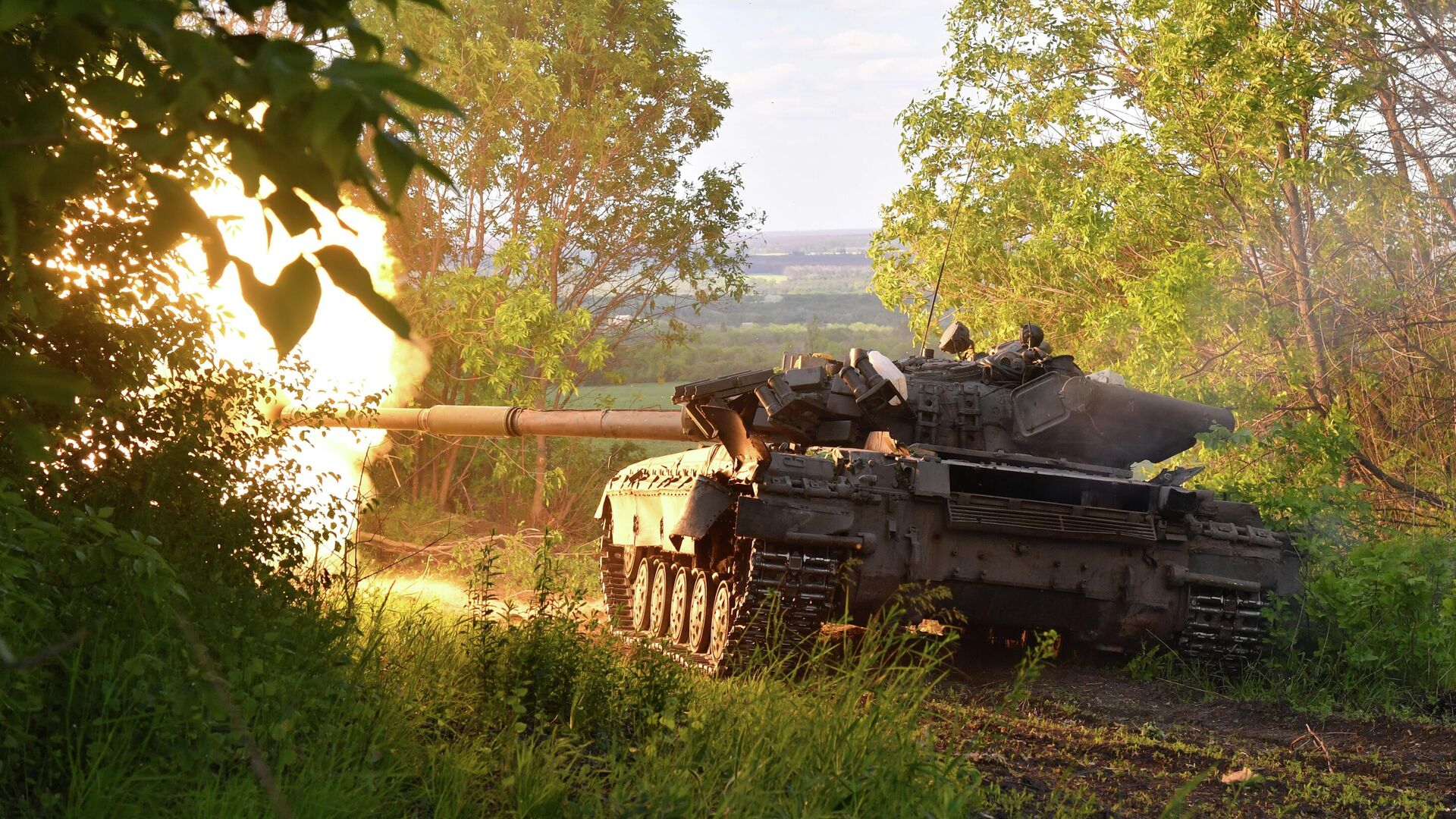 Танк Т-80 производит выстрел по позициям ВСУ у села Тошковка неподалеку от Лисичанска - РИА Новости, 1920, 25.05.2022