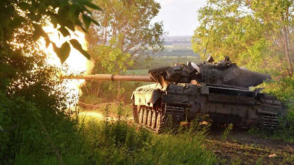 Танк Т-80 производит выстрел по позициям ВСУ у села Тошковка неподалеку от Лисичанска