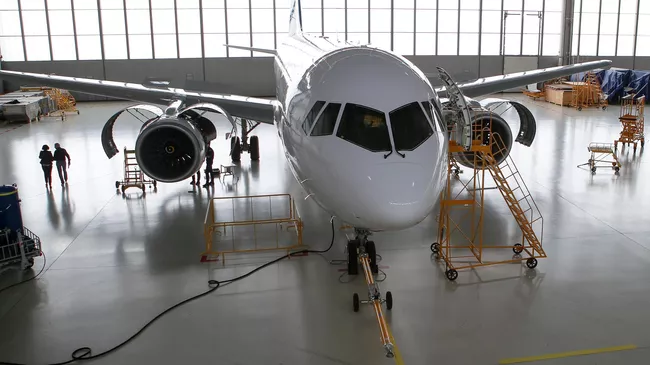 Авиалайнер МС-21-310 с двигателем ПД-14 в ангаре перед началом испытаний