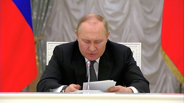 Путин поручил повысить прожиточный минимум и МРОТ на 10%