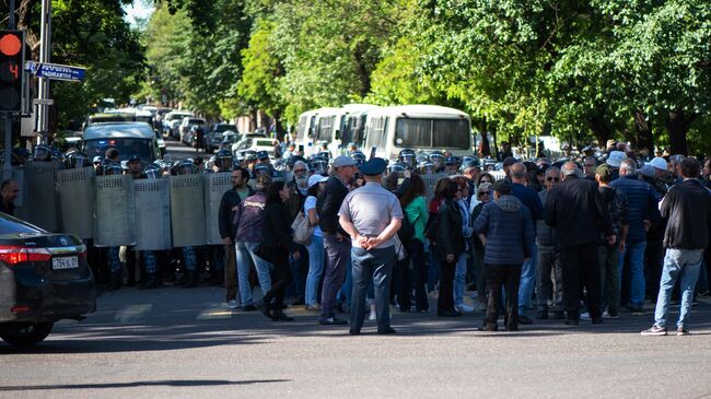 Сотрудники полиции заблокировали движение по улице Демирчяна в Ереване во время акции протеста оппозиции