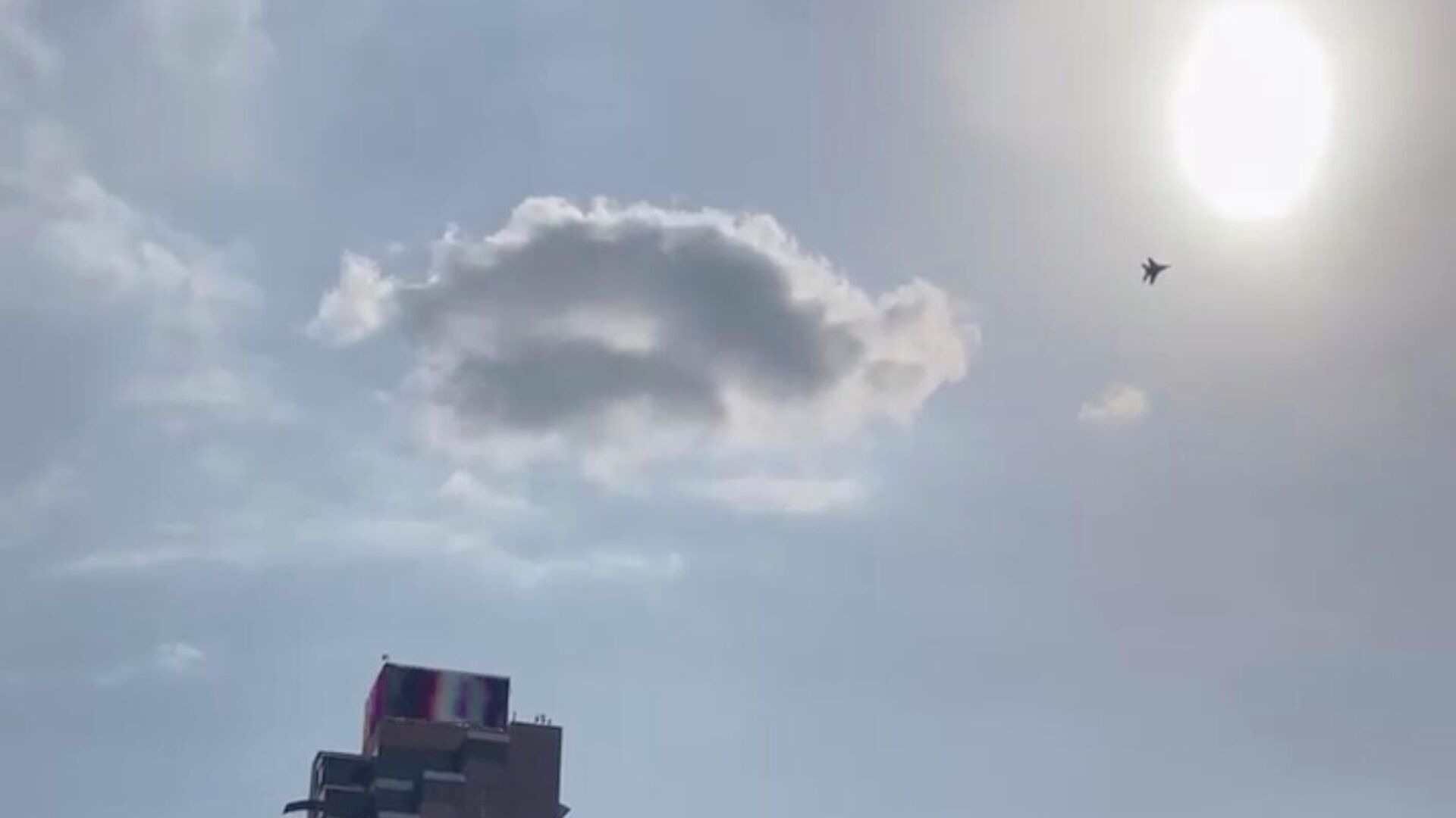 Истребитель в небе над центром Еревана. 25 мая 2022 - РИА Новости, 1920, 25.05.2022