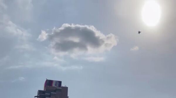 Истребитель в небе над центром Еревана. 25 мая 2022