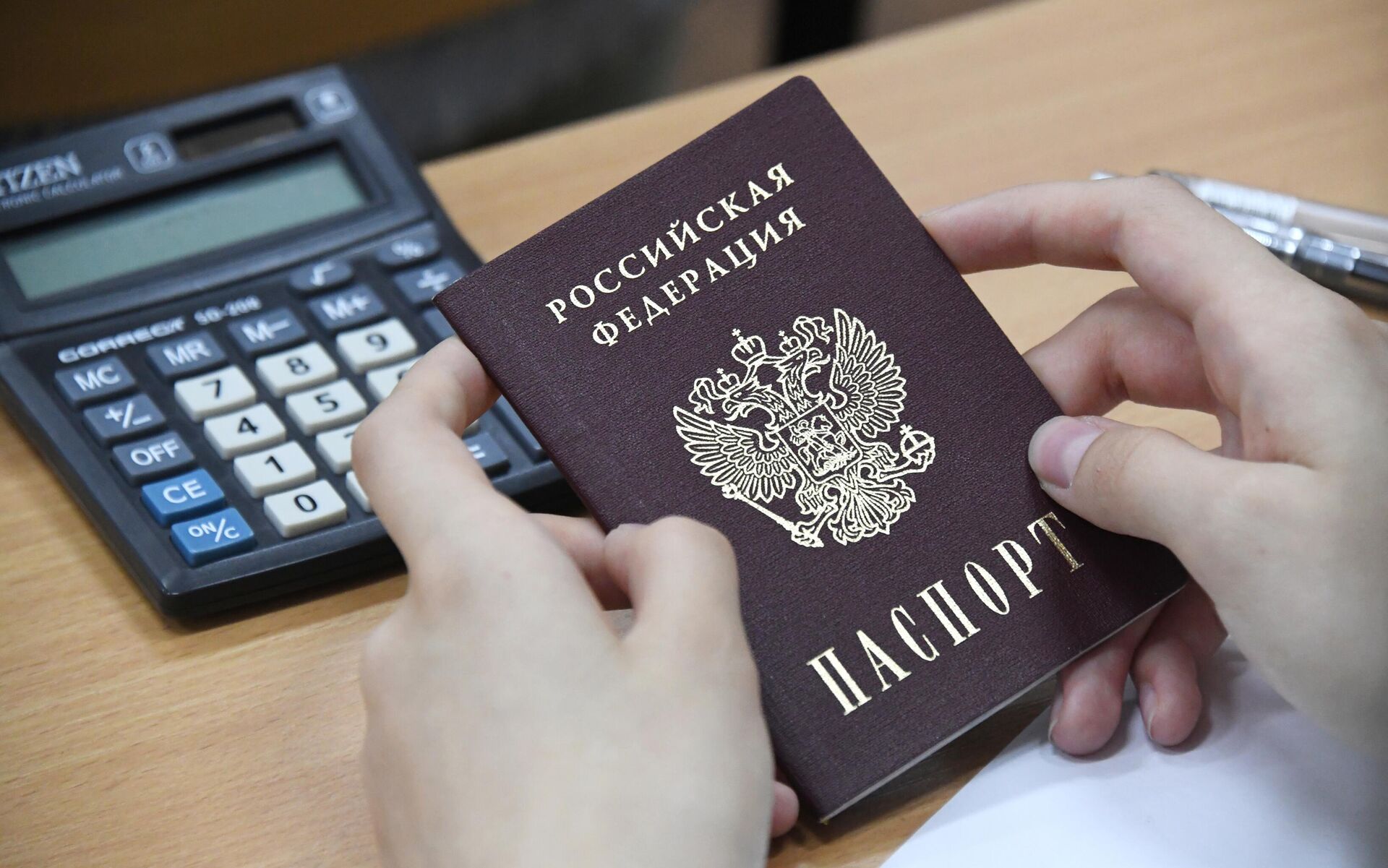 Ученик держит паспорт перед началом единого государственного экзамена  - РИА Новости, 1920, 22.05.2024