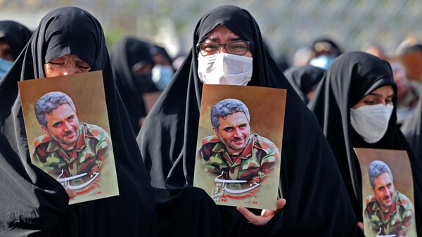 Иранские женщины c портретом полковника Саяда Ходаи во время похоронной процессии в Тегеране