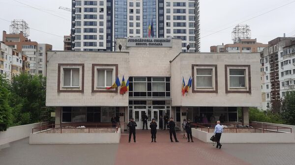 Сотрудники правоохранительных органов у здания районного суда Кишинева