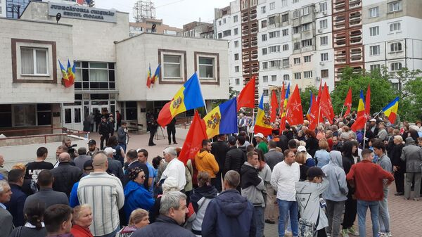 Участники митинга у здания районного суда Кишинева