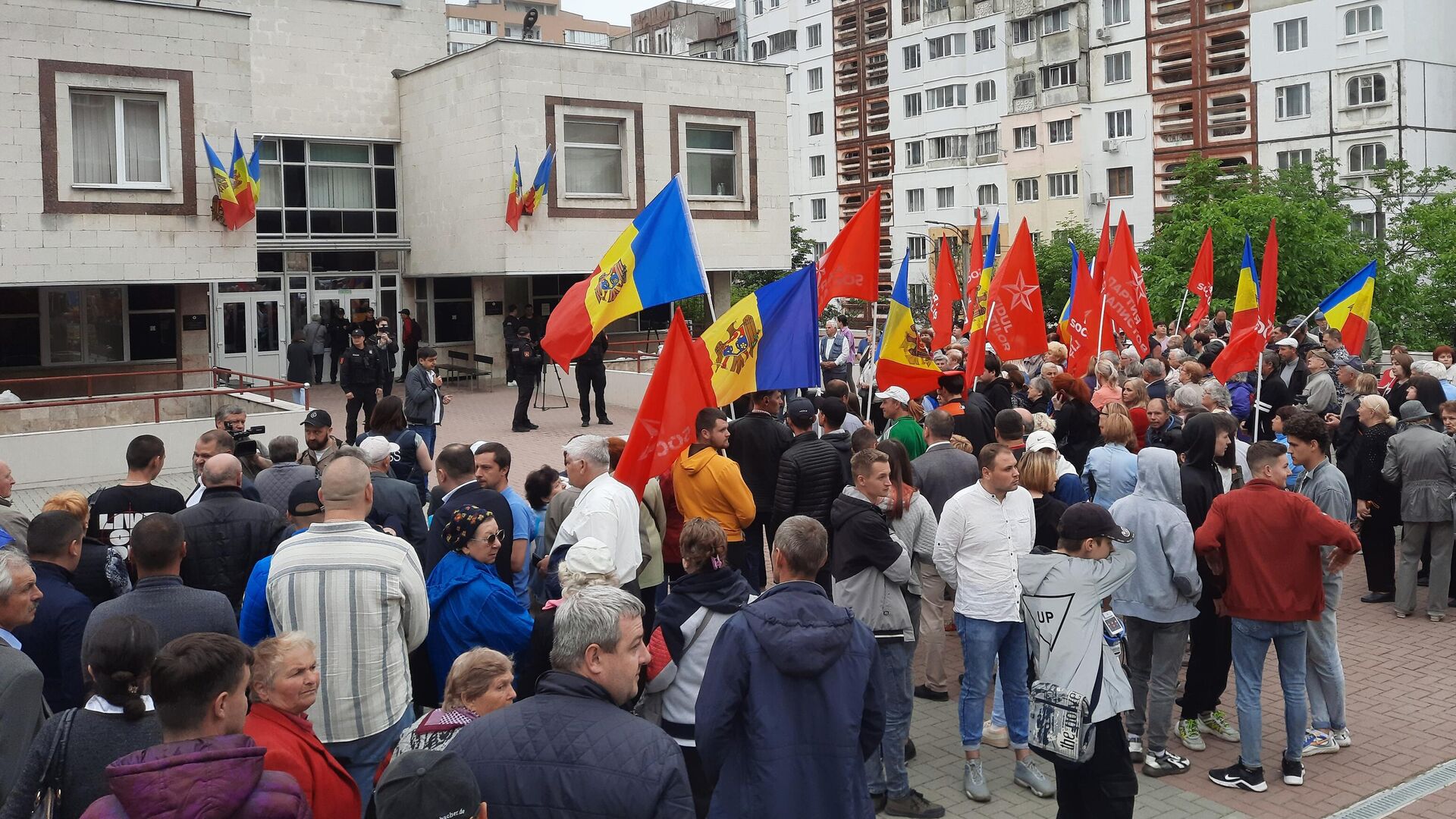 Участники митинга у здания районного суда Кишинева - РИА Новости, 1920, 18.10.2022