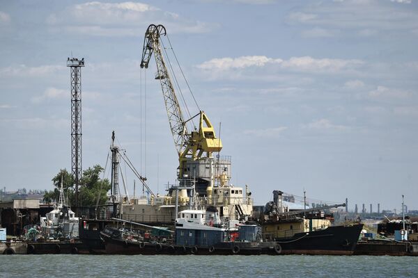 Рейдово-портовый нефтеналивной плавбункеровщик Сборщик-335 в морском порту в Мариуполе