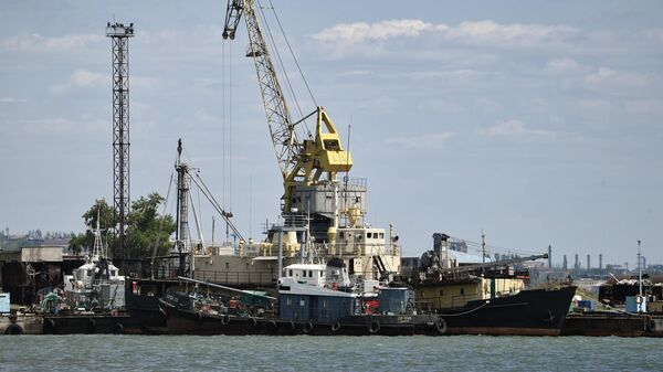 Рейдово-портовый нефтеналивной плавбункеровщик Сборщик-335 в морском порту в Мариуполе