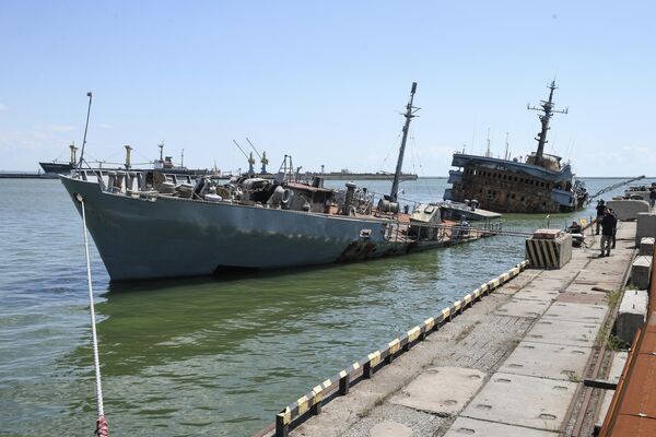Затонувшие судна в морском порту в Мариуполе