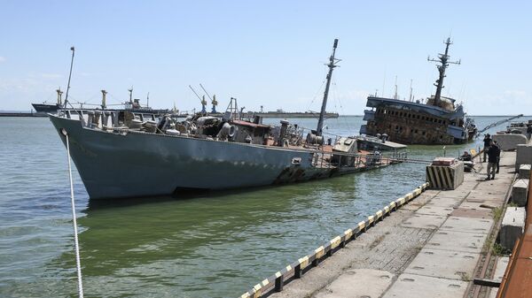 Затонувшие судна в морском порту в Мариуполе