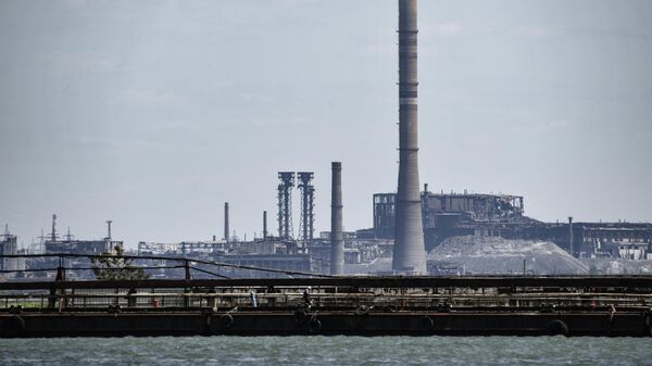Вид на металлургический комбинат Азовсталь со стороны морского торгового порта в Мариуполе