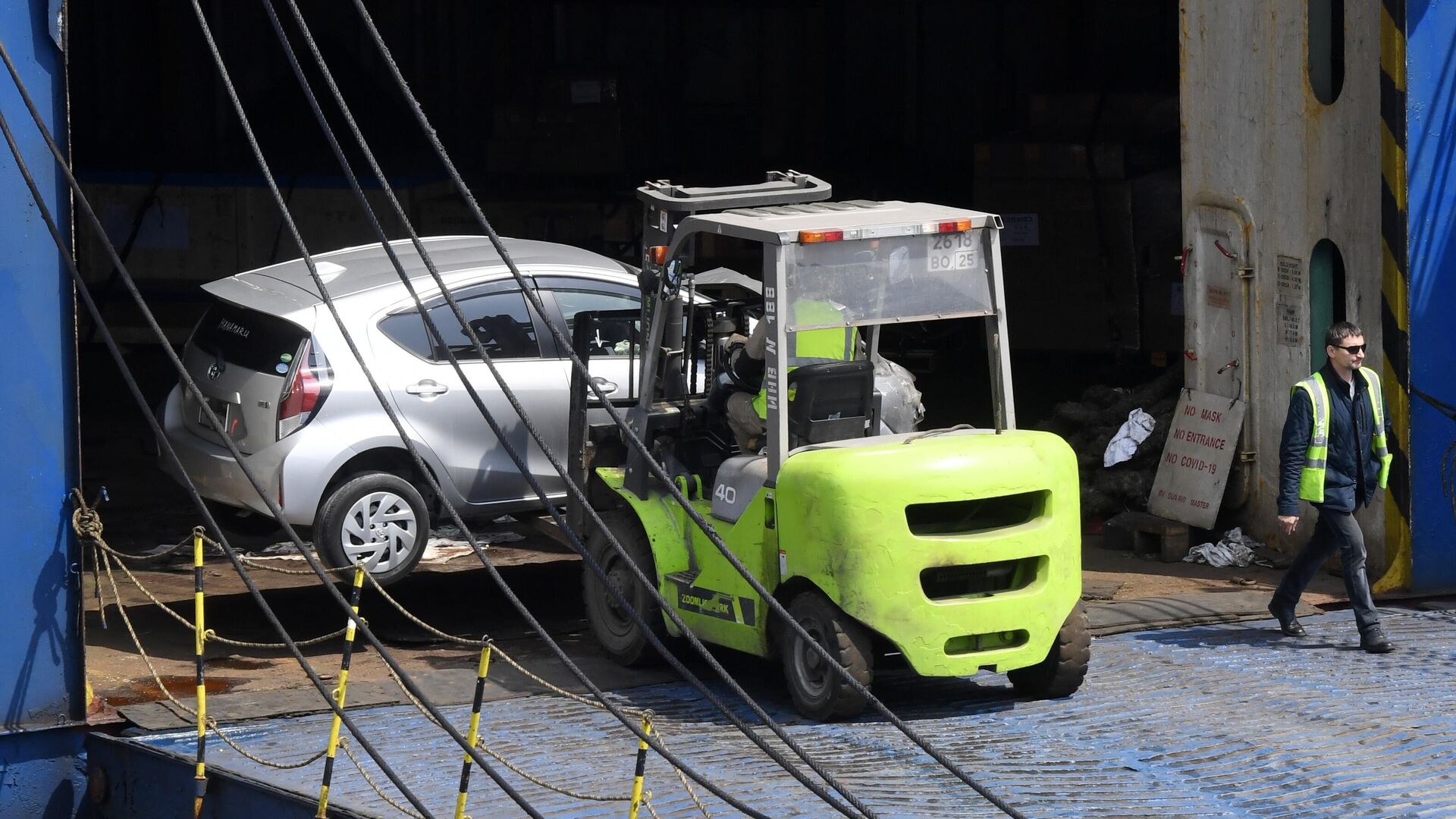 Доставка партии подержанных японских автомобилей во Владивосток - РИА Новости, 1920, 07.09.2023