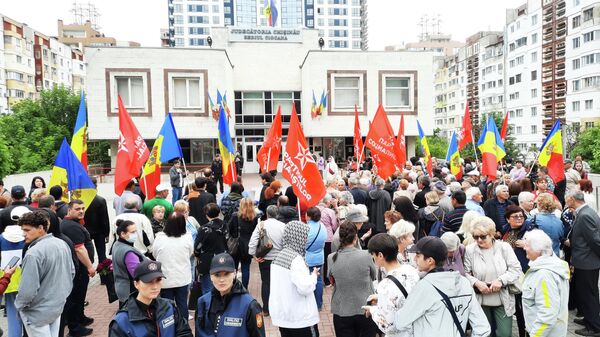 Участники митинга в поддержку экс-президента Молдавии Игоря Додона
