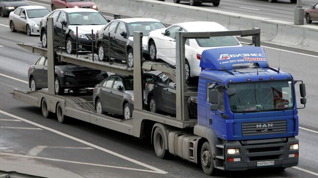 Грузовик с автомобилями