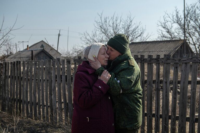 Лидия Петровна провожает дочь Ирину возле своего дома в поселке Ольховое Луганской народной республики. Ирина, ее муж Артём и дочь София не виделись с мамой Ирины Лидией Петровной с 2015 года.