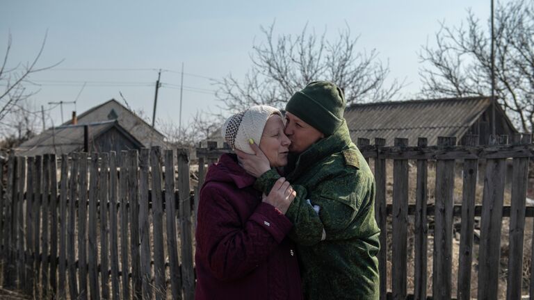 Лидия Петровна провожает дочь Ирину возле своего дома в поселке Ольховое Луганской народной республики. Ирина, ее муж Артём и дочь София не виделись с мамой Ирины Лидией Петровной с 2015 года.