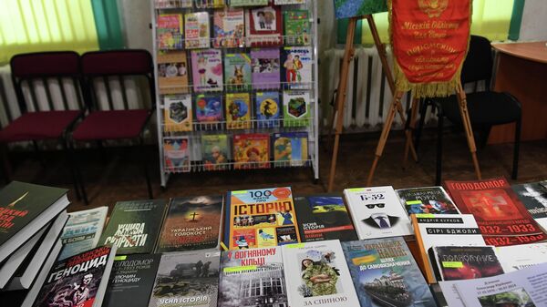 Националистическая литература, найденная среди детских книг в Центральной детской библиотеке имени А. Гайдара в Мелитополе
