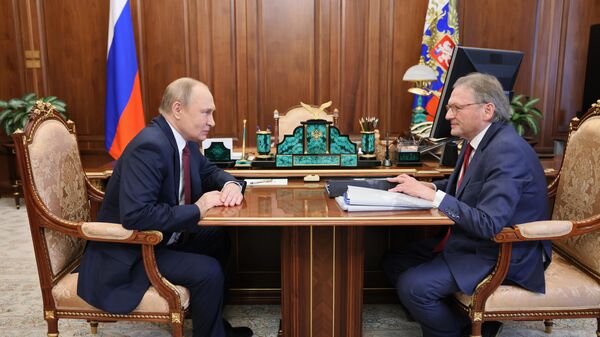 Президент РФ Владимир Путин и уполномоченный при президенте РФ по защите прав предпринимателей Борис Титов во время встречи. 26 мая 2022
