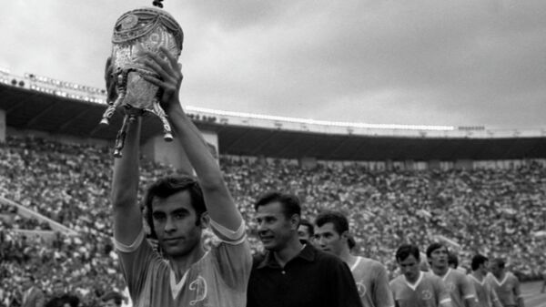 Победитель - команда московского Динамо совершает круг почета после финального матча с командой Динамо (Тбилиси).1970 год