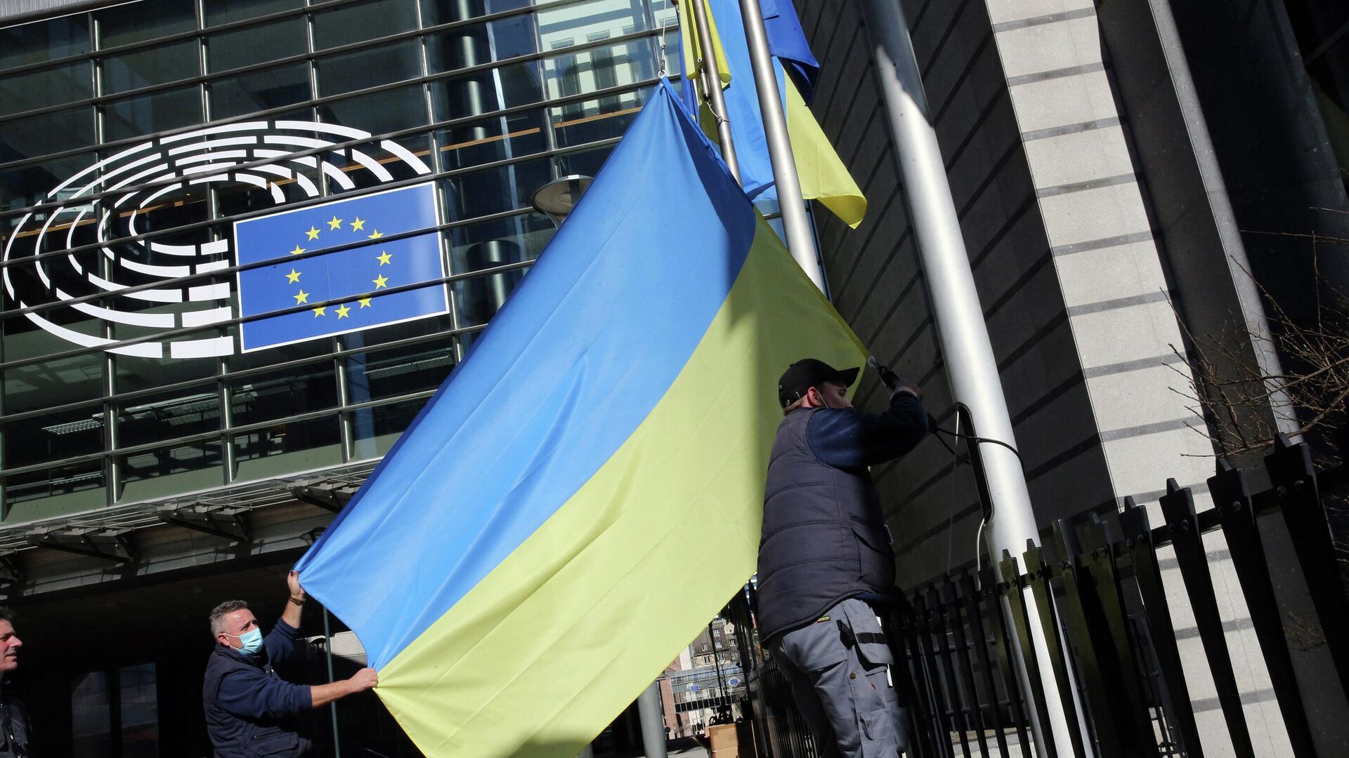 Флаг Украины возле здания Европейского парламента в Брюсселе - РИА Новости, 1920, 27.05.2022