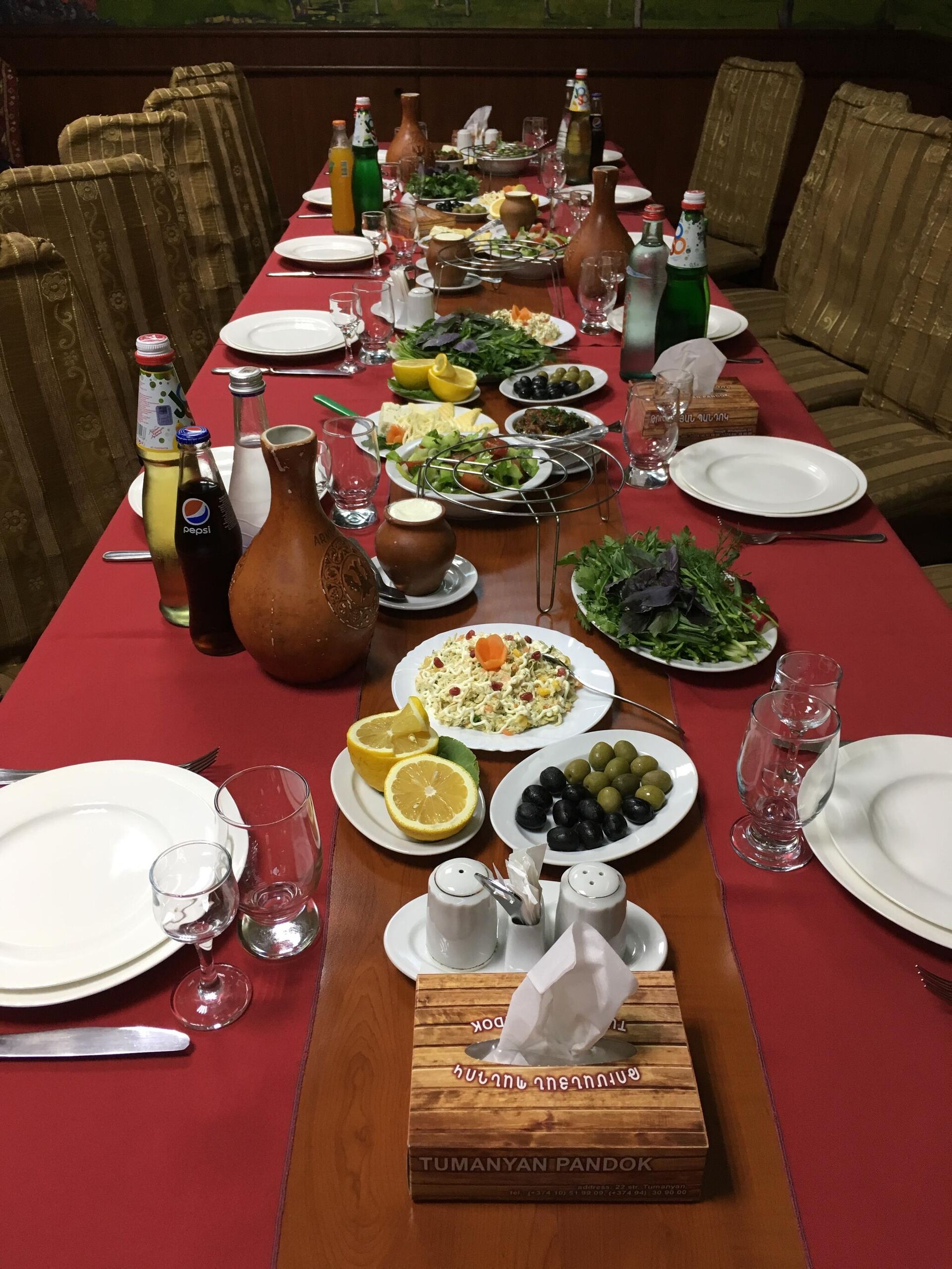 Обед в ресторане Еревана Обед в ресторане Еревана