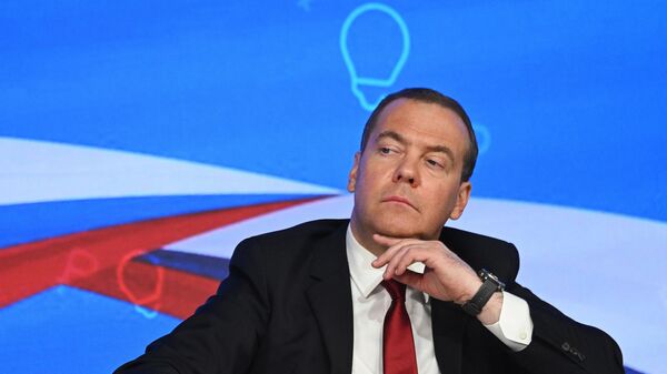 Председатель партии Единая Россия Дмитрий Медведев на пленарном заседании всероссийского партийного форума Предпринимательство в новой экономической реальности