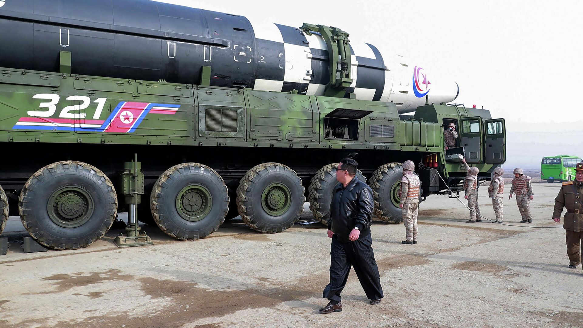 Лидер Северной Кореи Ким Чен Ын возле межконтинентальной баллистической ракеты нового типа Хвасонпхо-17 - РИА Новости, 1920, 27.05.2022