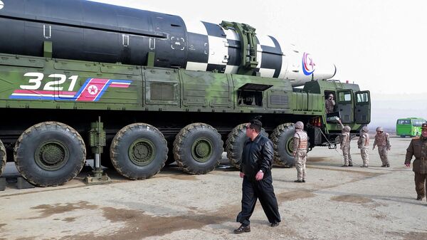 Лидер Северной Кореи Ким Чен Ын возле межконтинентальной баллистической ракеты нового типа Хвасонпхо-17