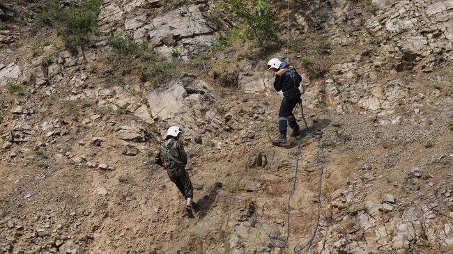 Спасение мужчины, зацепившегося за дерево над обрывом в Биробиджанской сопке