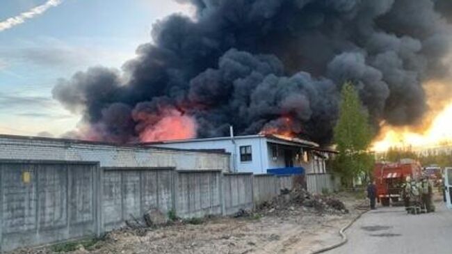 Пожар на территории склада пластиковых изделий ЗАО Ярославский завод вентиляционных изделий 