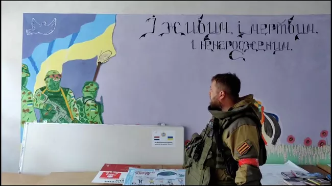 Кадры из школы в освобожденном поселке Троицкое